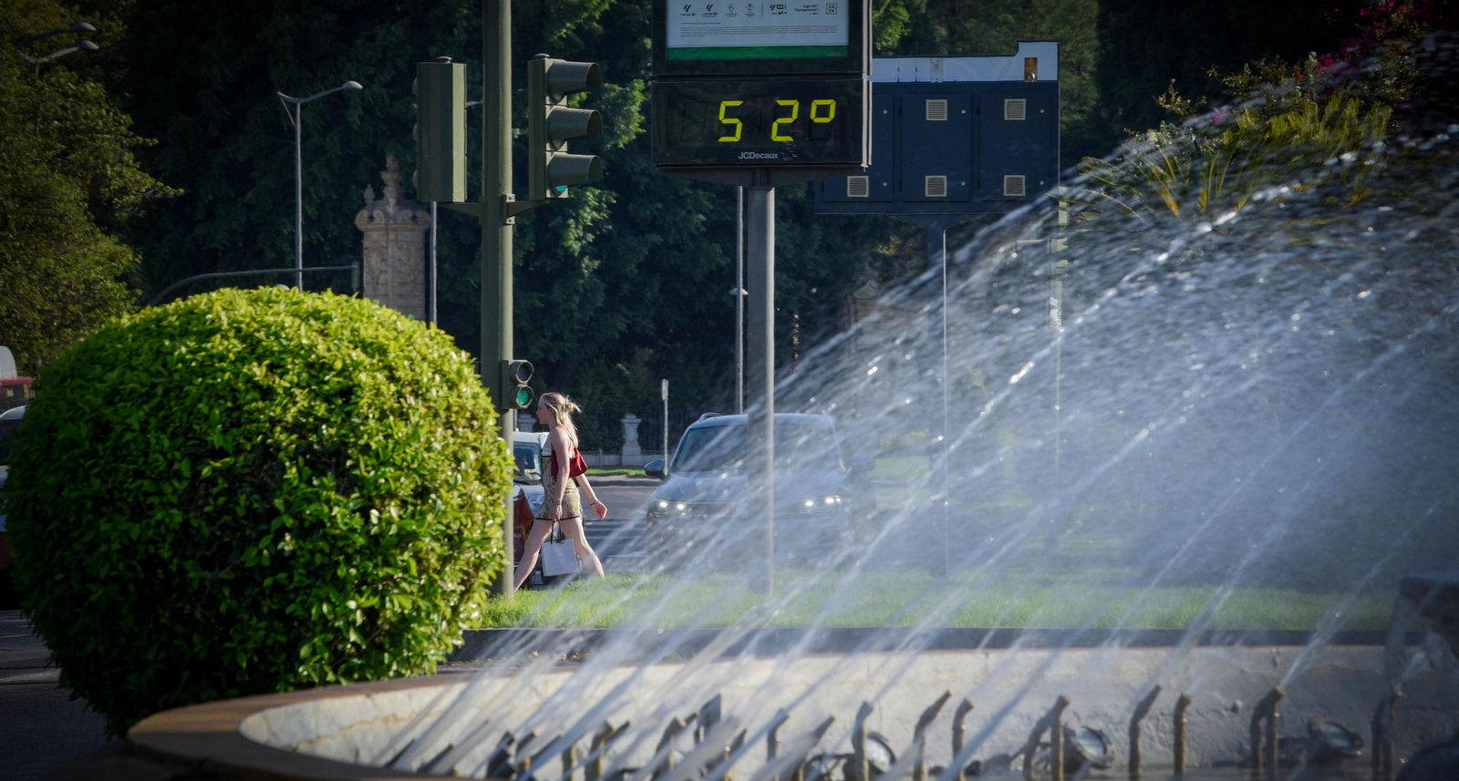 Un termómetro de Sevilla a pleno sol, esta semana durante la quinta ola de calor del verano.
