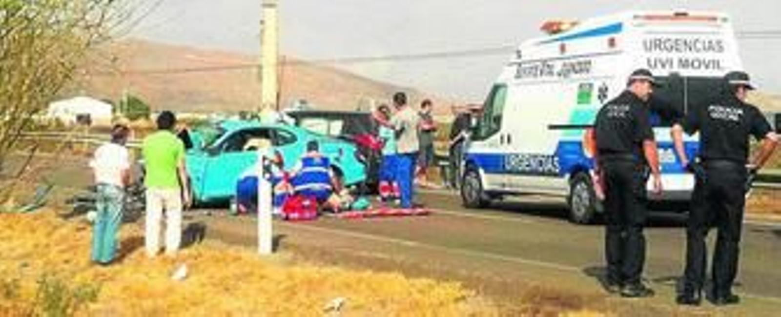 Los profesionales sanitarios tratan de estabilizar a los heridos, que están tendidos en el suelo.