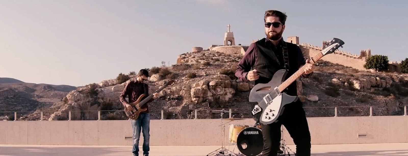 Grabación del videoclip de ‘Ave Fénix’ donde se aprecia el Cerro de San Cristóbal de Almería como fondo.