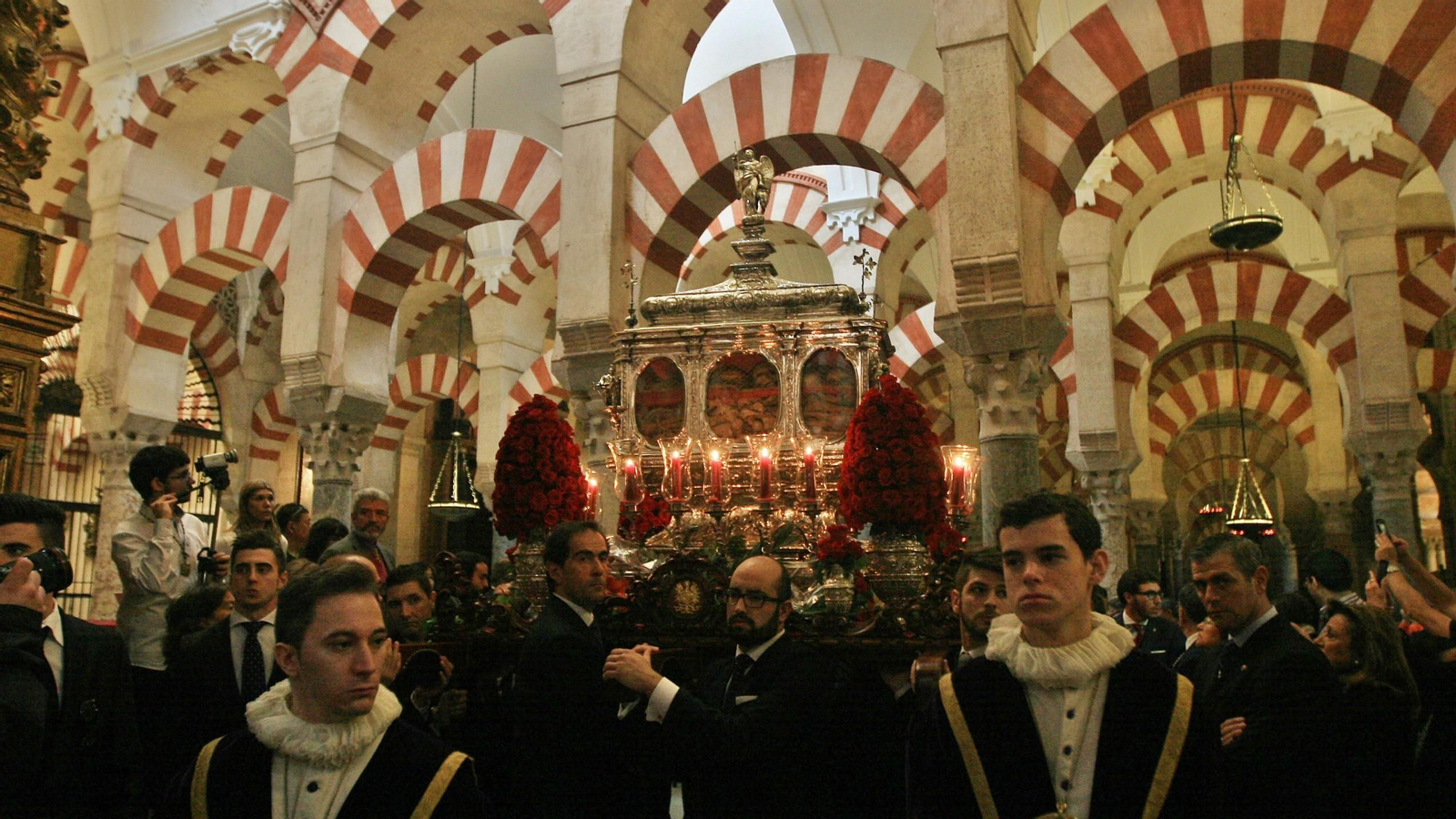 Las reliquias de los Santos Mártires, durante la procesión de 2014.