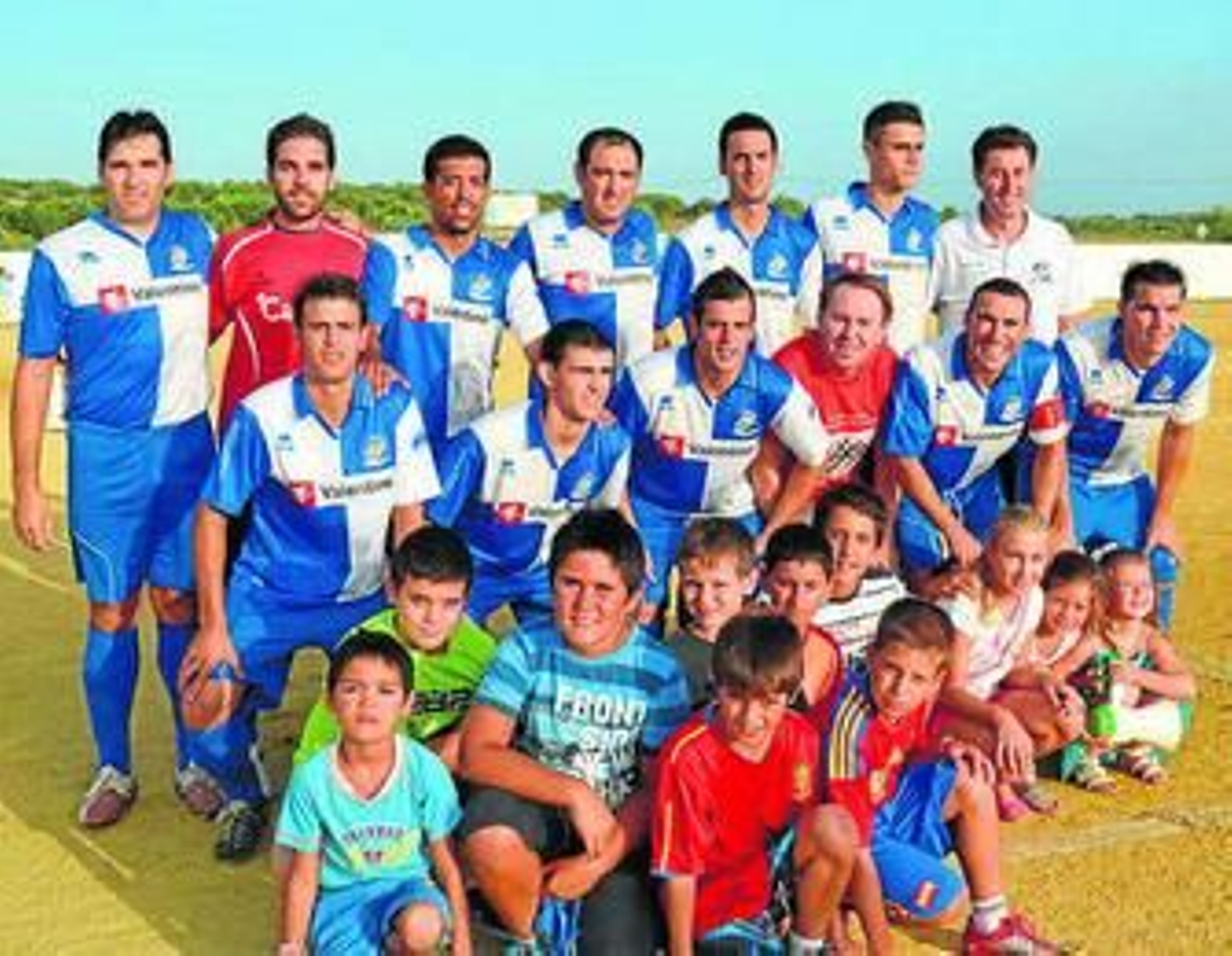 Arriba, el Encinasola antes del partido y, abajo, el Recre juvenil.