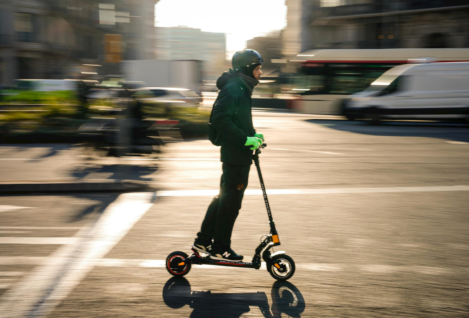 Un joven circulando en un patinete eléctrico. Un joven circulando en un patinete eléctrico.