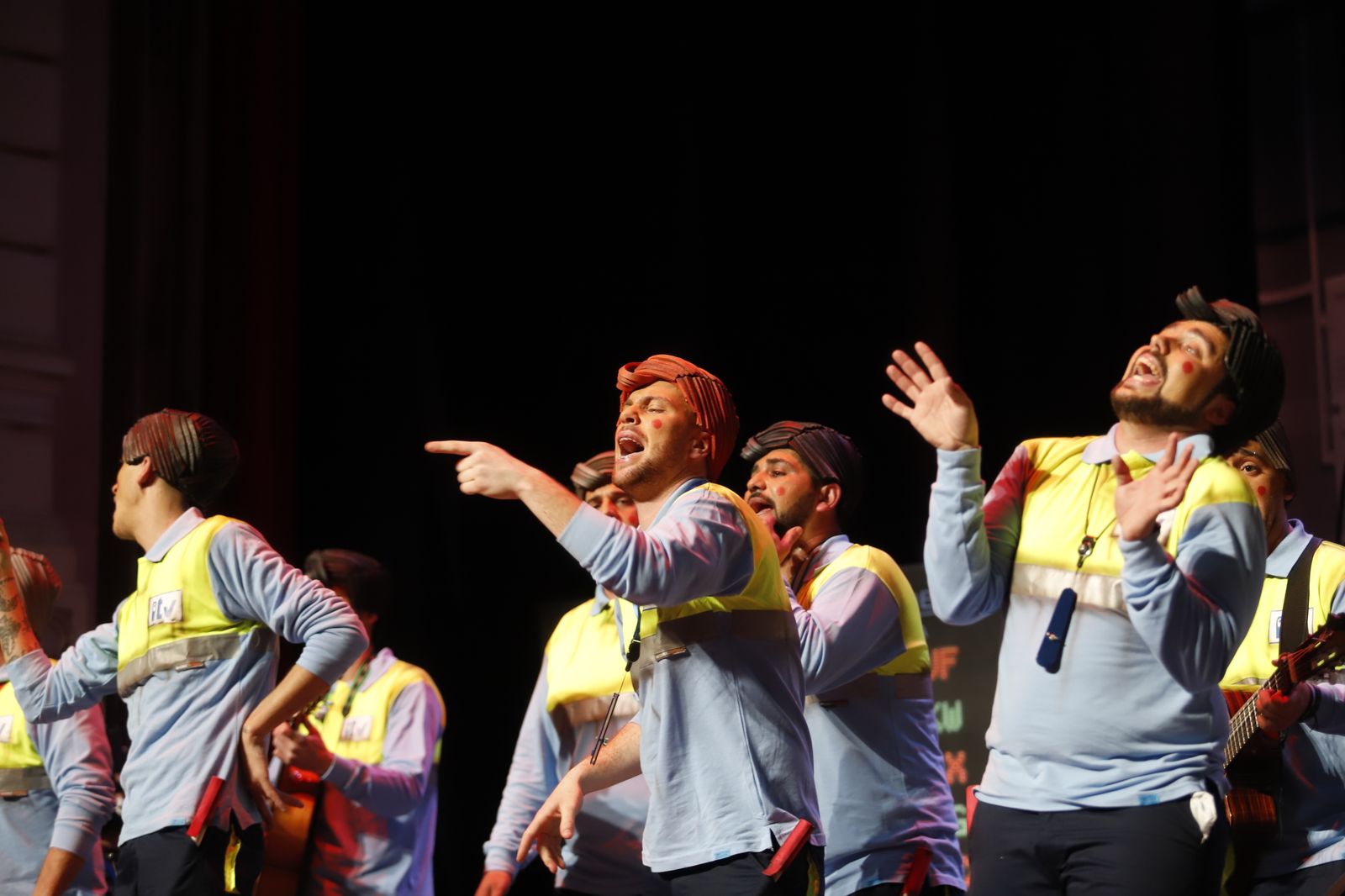 Imágenes de la actuación de la murga de Los Palacios y Villafranca Aquí no pasa ni Dios en el Carnaval Colombino