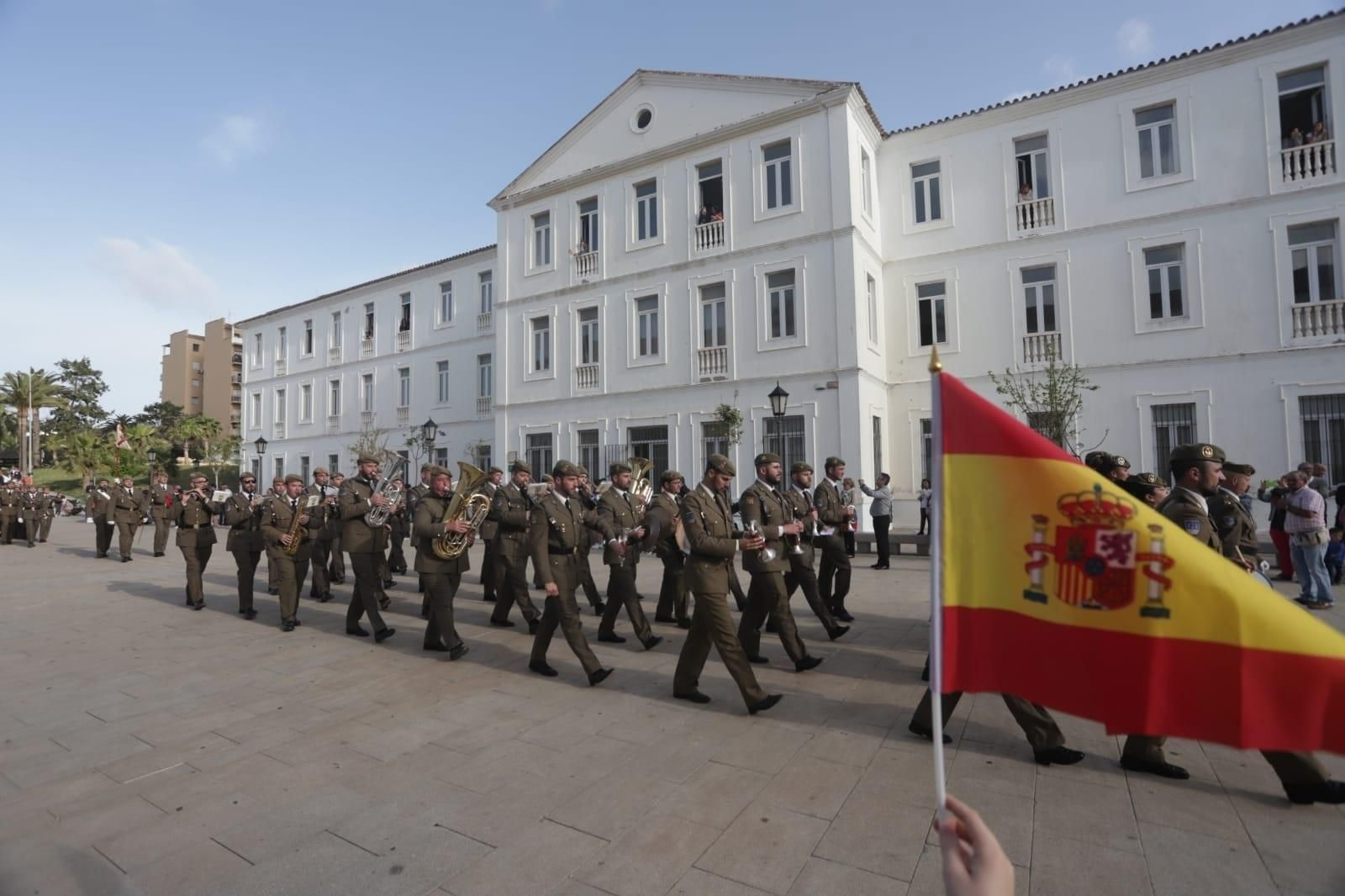 Los militares del RAAA 74 desfilan por la Plaza de las Constituciones de San Roque.