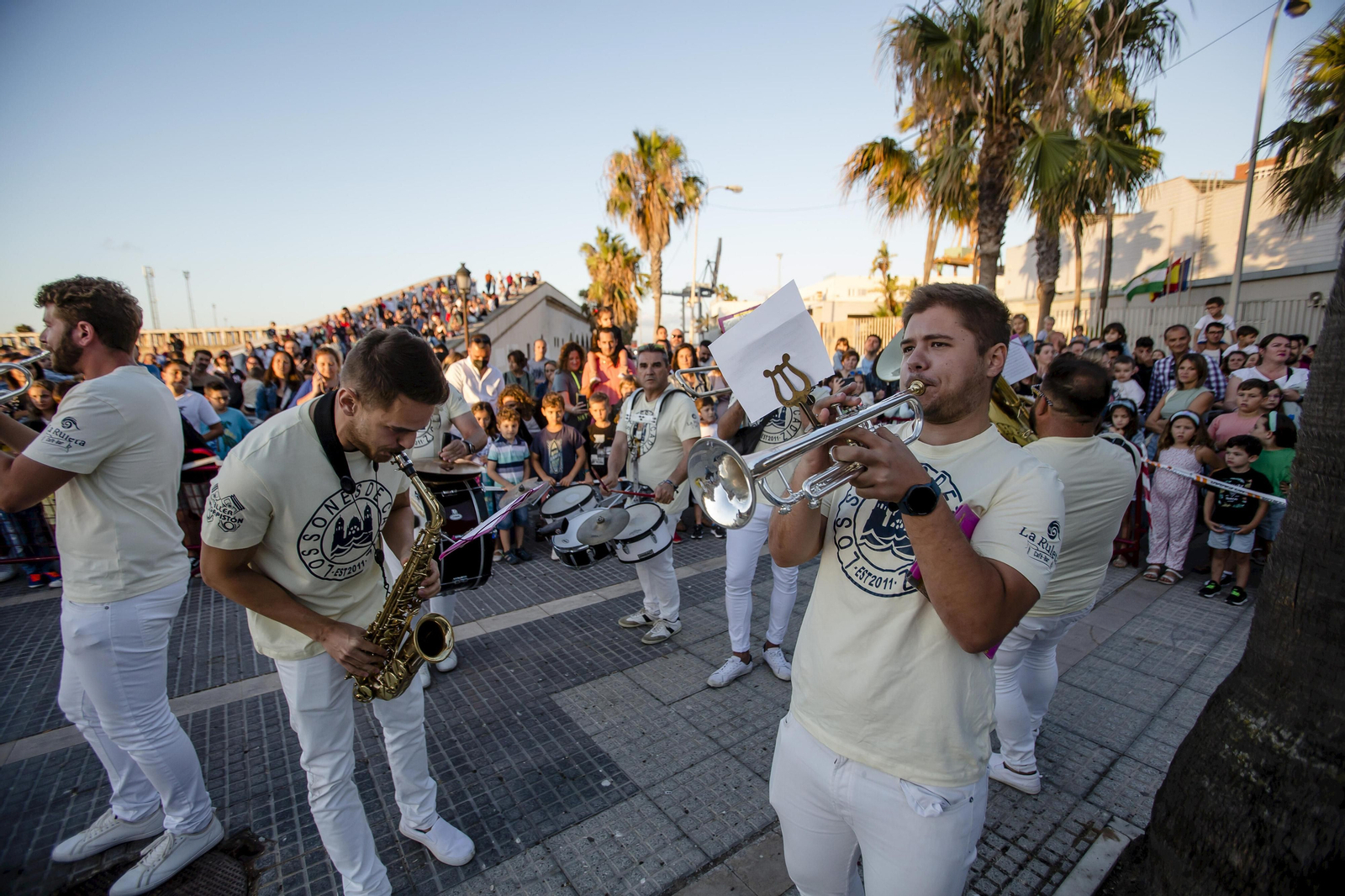 Noche de San Juan en Cádiz: Imágenes de la quema de los juanillos