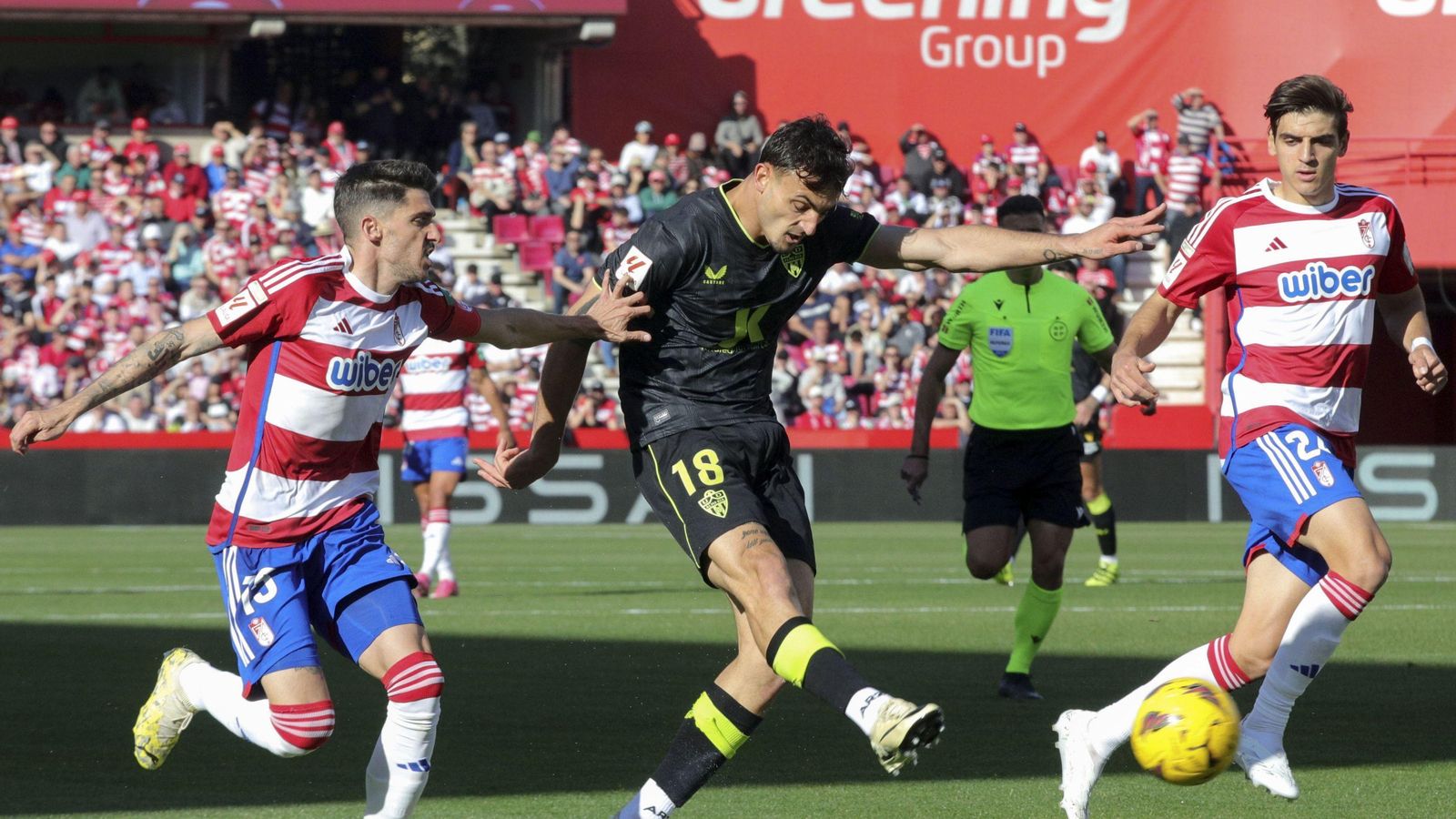 Pubill lanza un obús para subir el 0-1 al marcador en Los Cármenes