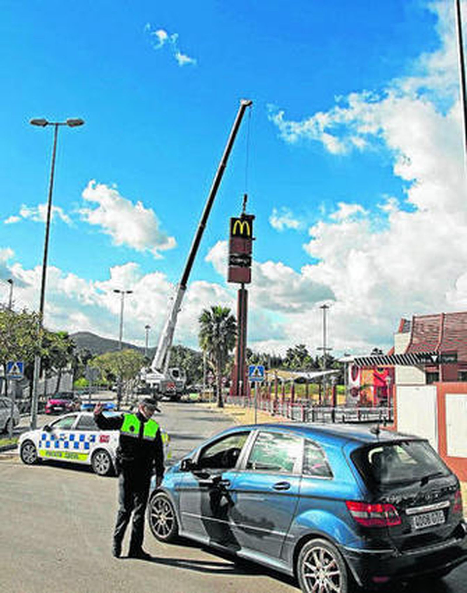 Imagen de una grúa retirando el cartel de McDonald's, ayer.