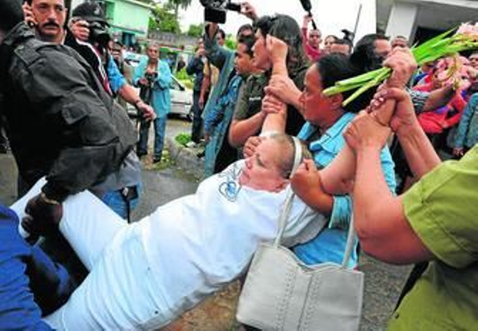 La líder de las Damas de Blanco, Laura Pollán, es detenida por la Policía en La Habana.