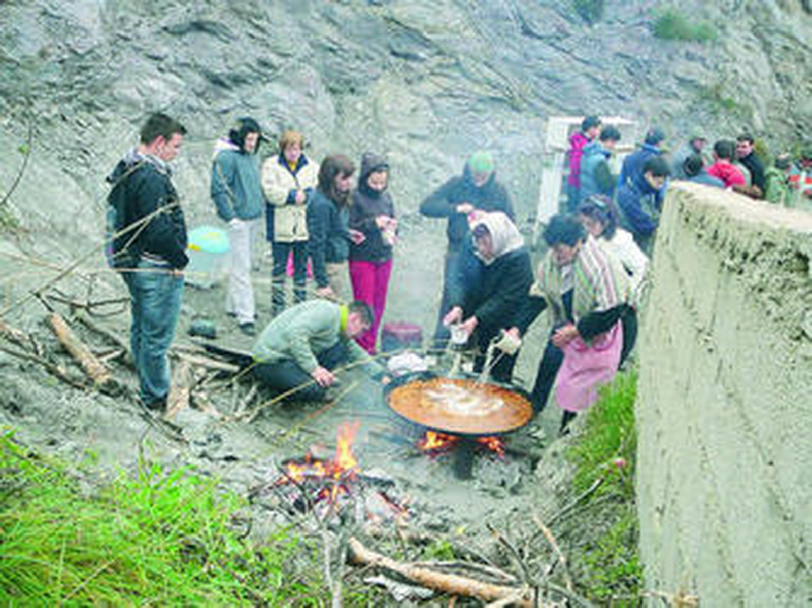No podía faltar la paella en una cita como ésta. Nadie se quedó con hambre en este pequeño rincón de Sierra Cabrera.