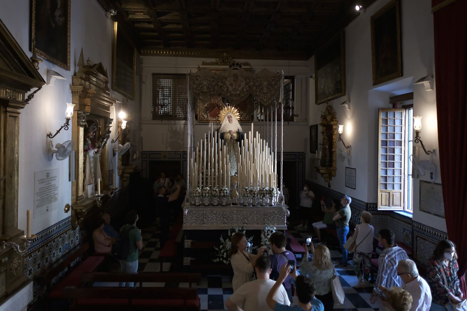 La imágenes de la Virgen de las Aguas del Museo en su palio