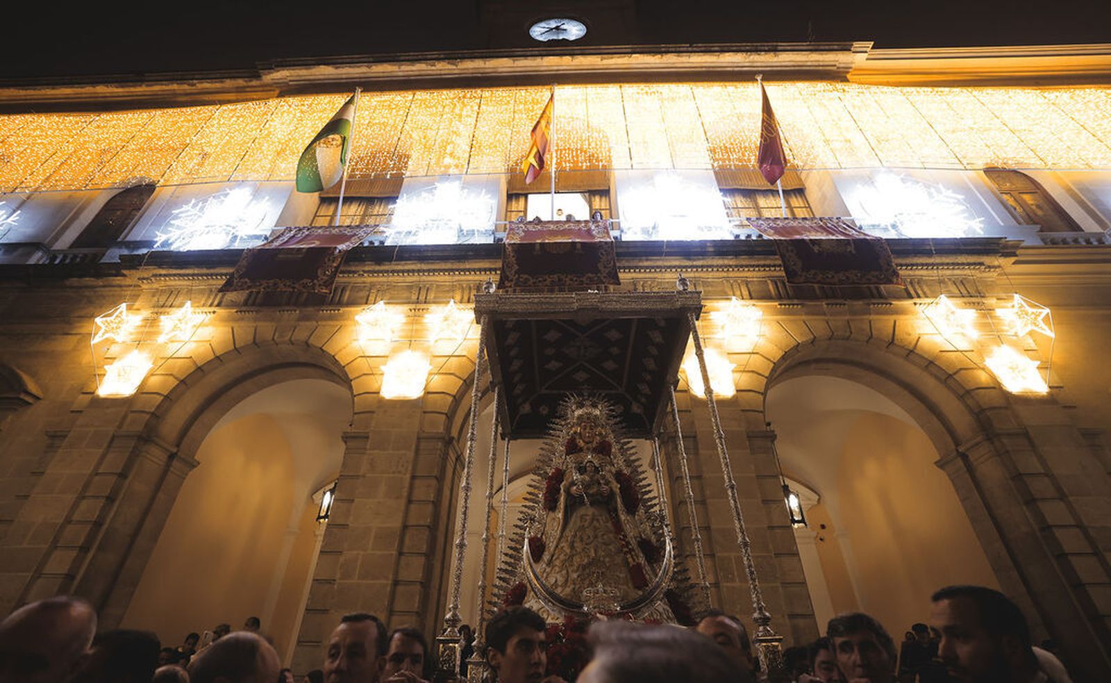 La Virgen del Rocío del Salvador ante la fachada del Ayuntamiento