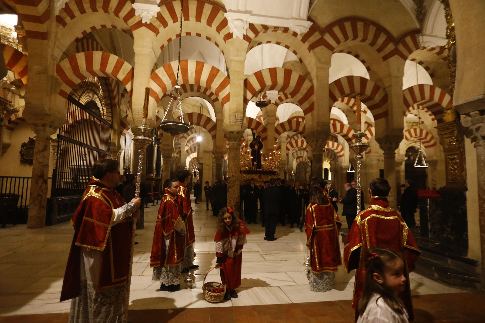 El vía crucis de la Agrupación de Cofradías de Córdoba, en imágenes