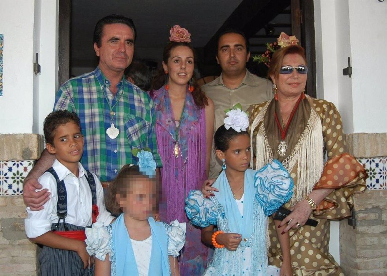 Foto de archivo de Rocío Carrasco con su madre, Rocío Jurado, el marido de ésta, Ortega Cano, su novio Fidel Albiac y sus hermanos José Fernando y Gloria Camila. Foto de archivo de Rocío Carrasco con su madre, Rocío Jurado, el marido de ésta, Ortega Cano, su novio Fidel Albiac y sus hermanos José Fernando y Gloria Camila.