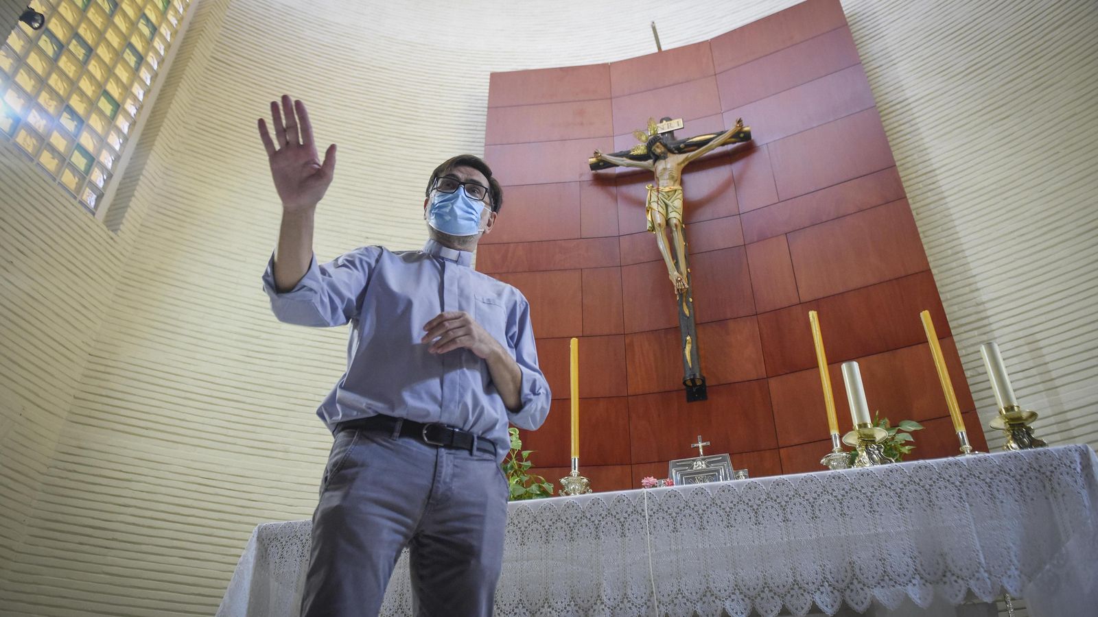 Interior de la parroquia de la Blanca Paloma.