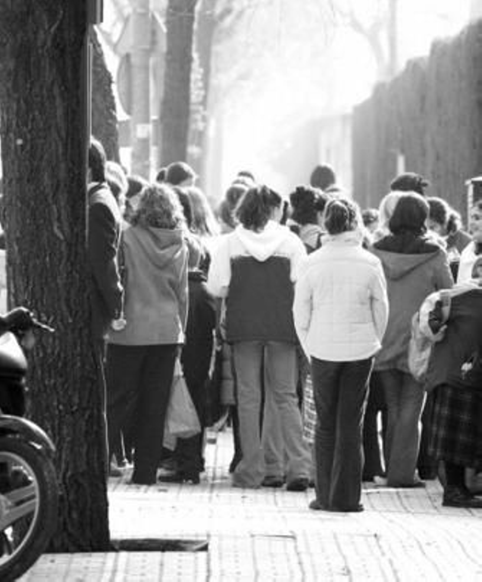 Un grupo de jóvenes a la entrada de un centro educativo.