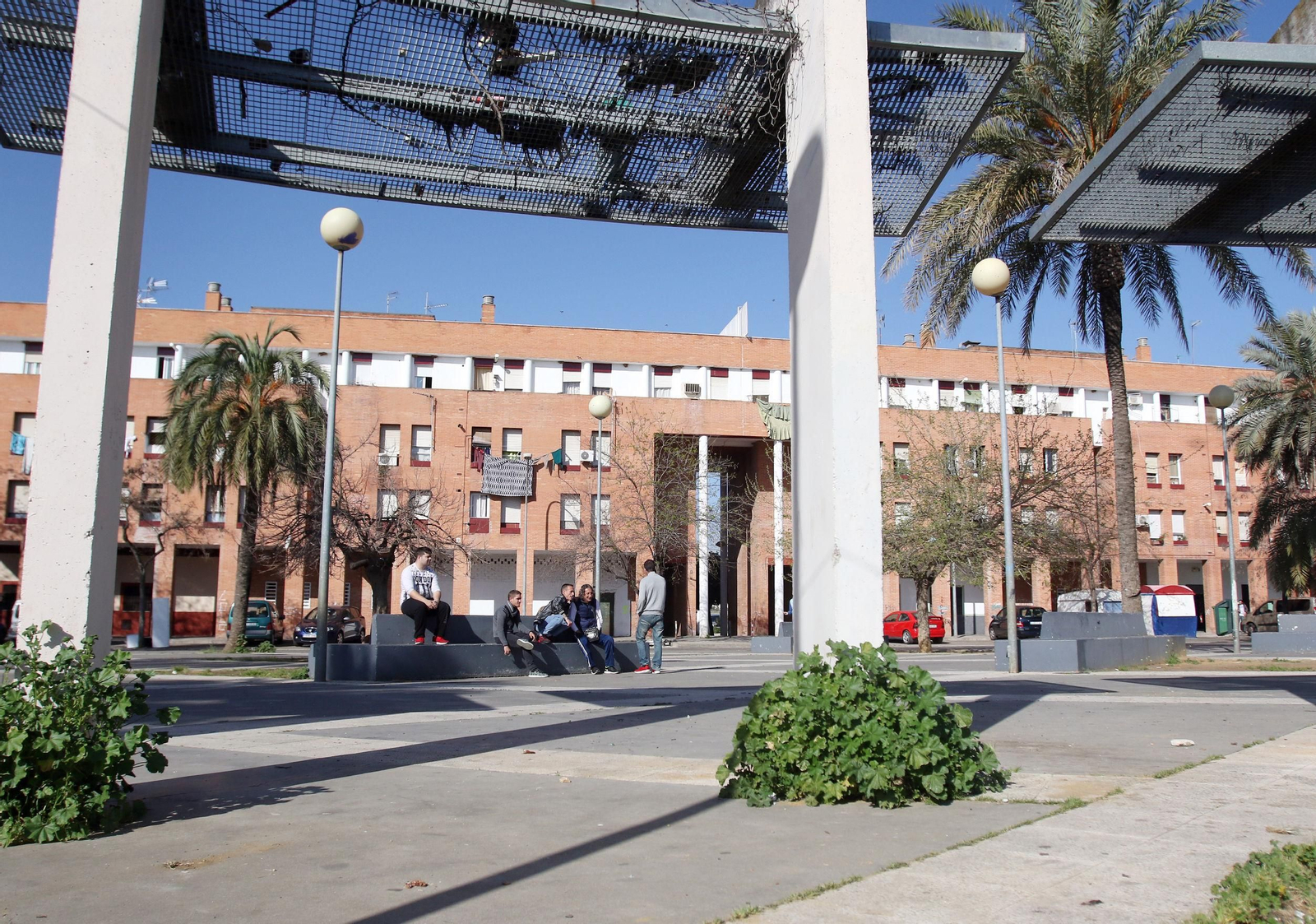 Jóvenes en una plaza de Las Palmeras.