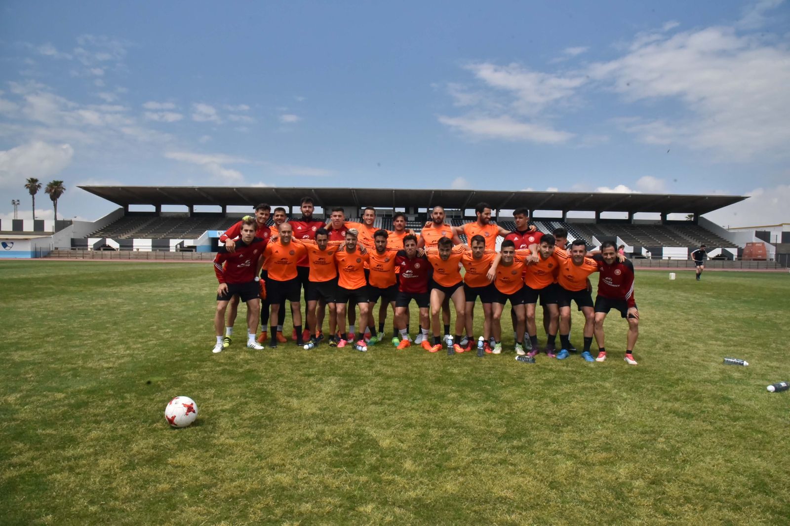 La plantilla del Ibiza posa tras su entrenamiento matinal de ayer en el Municipal de La Línea.