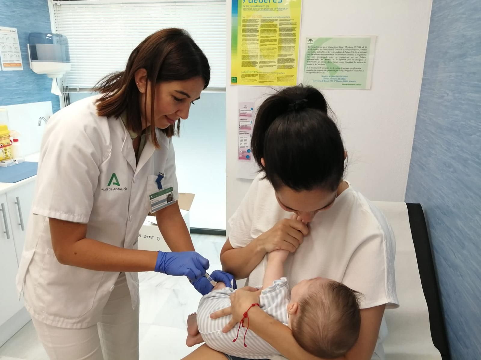Uno de los primeros bebés que se han vacunado en un centro de salud de Distrito Almería.