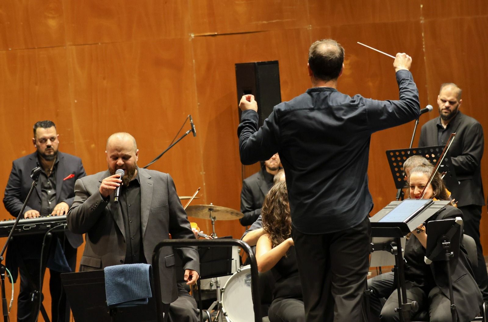 El concierto de David Barrull y la Orquesta Sinfónica de Triana en el Teatro Cervantes, en imágenes