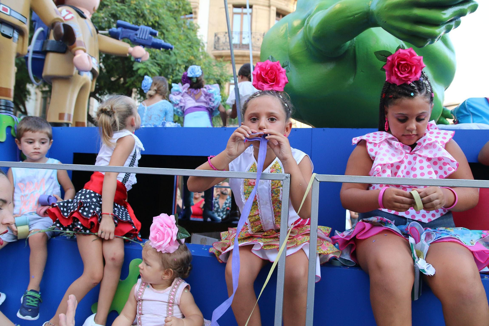 La Batalla de las Flores ha regresado inundando Almería de claveles