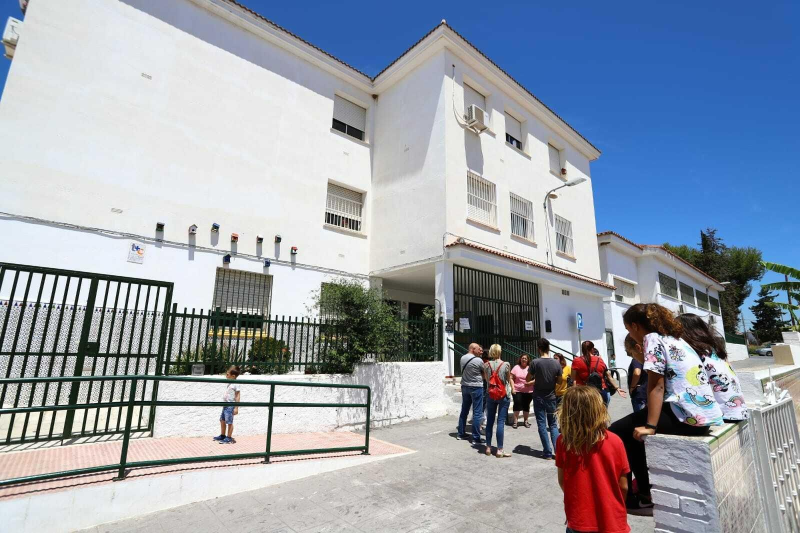Escolares y familias en la puerta del colegio Cayetano Bolívar.