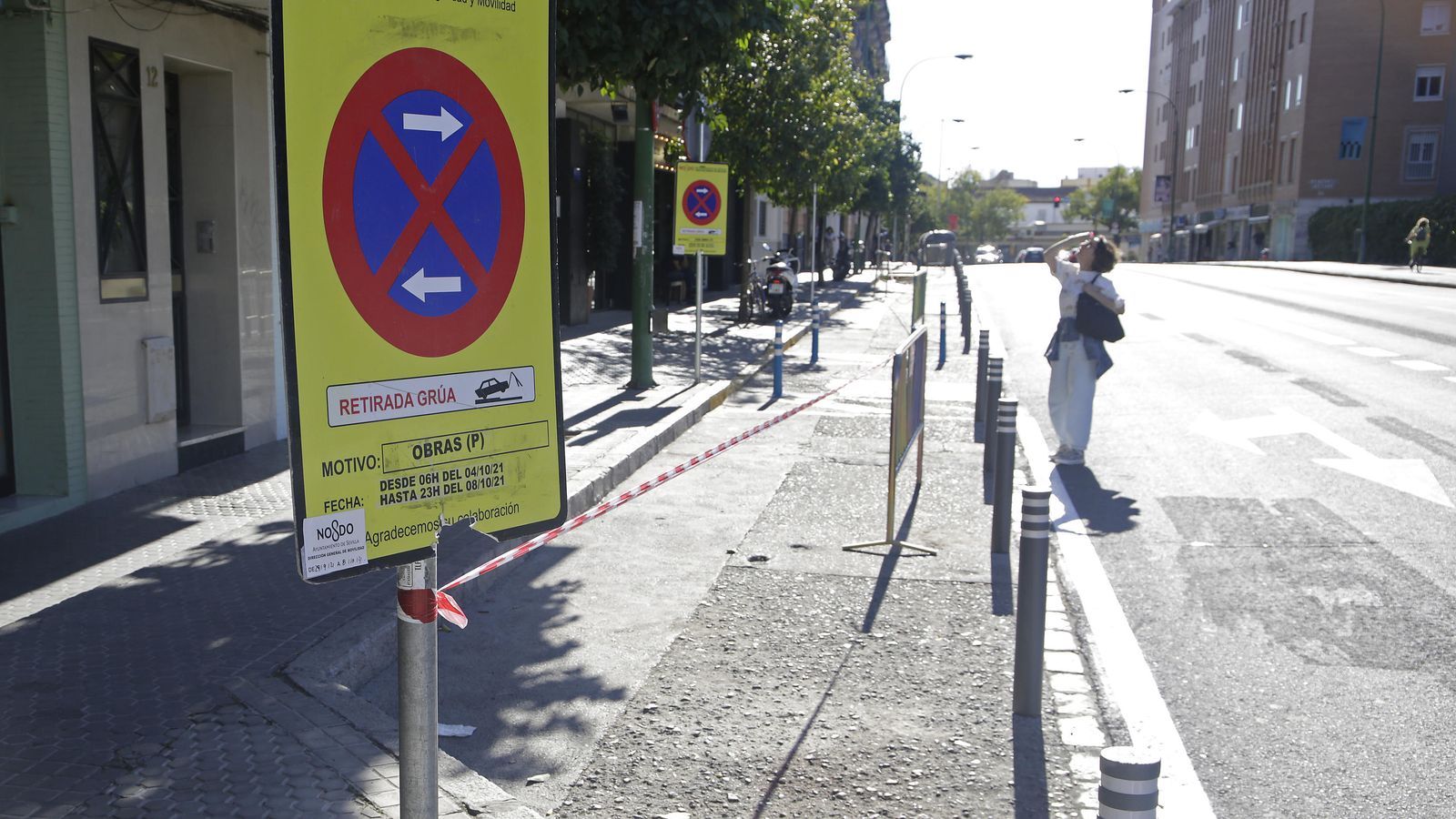 Vallas y carteles de prohibido aparcar en los antiguos aparcamientos.