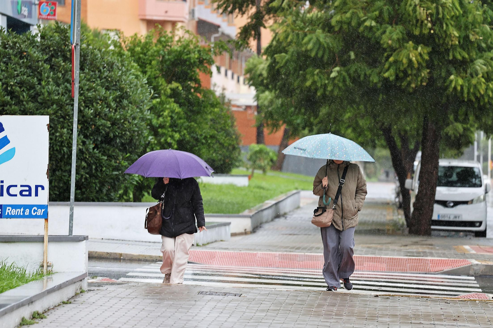 Imágenes de la lluviosa mañana de sábado en Huelva