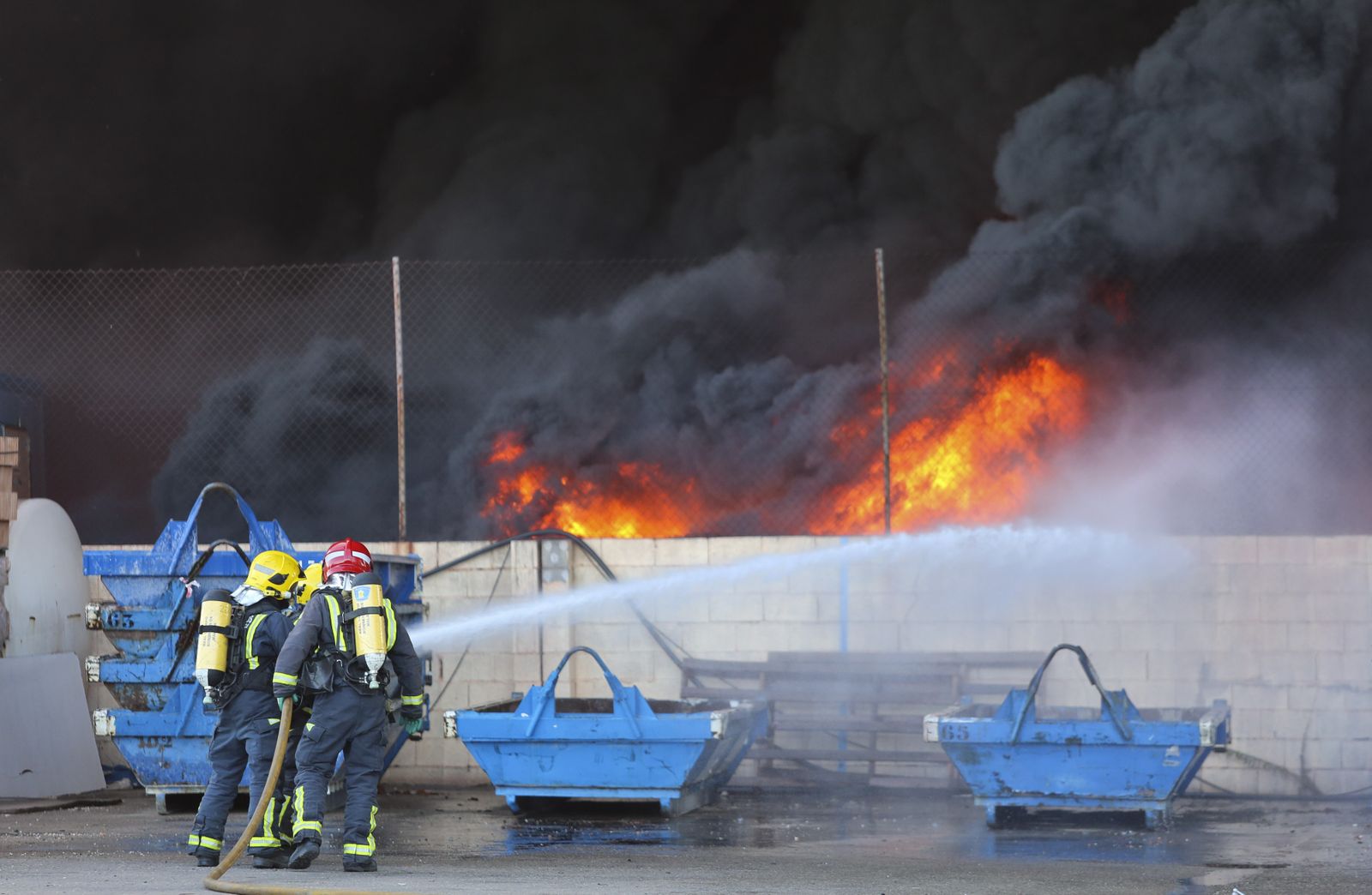 El incendio en el polígono Guadalhorce de Málaga, en fotos