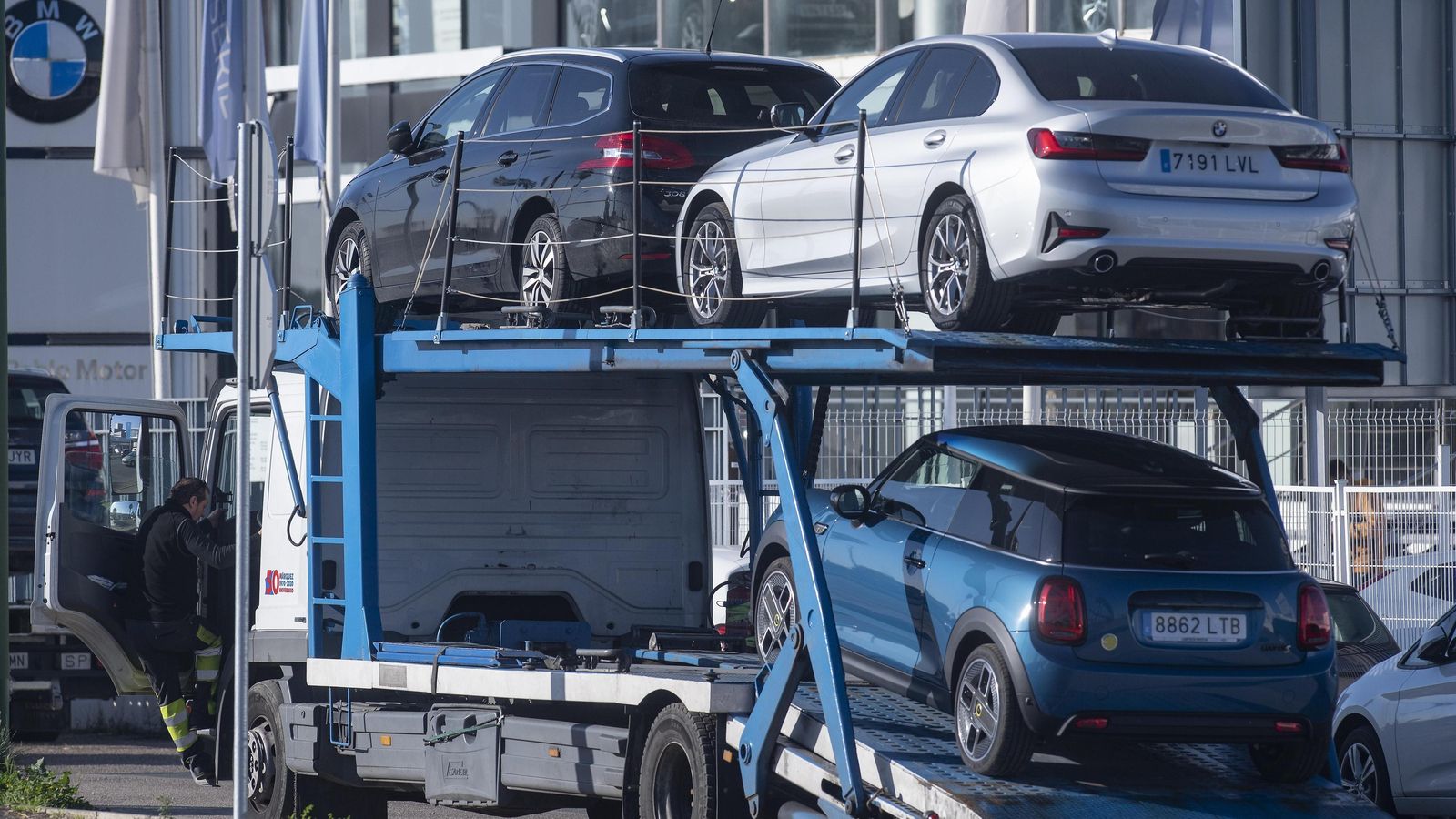 Coches almacenados en un concesionario.