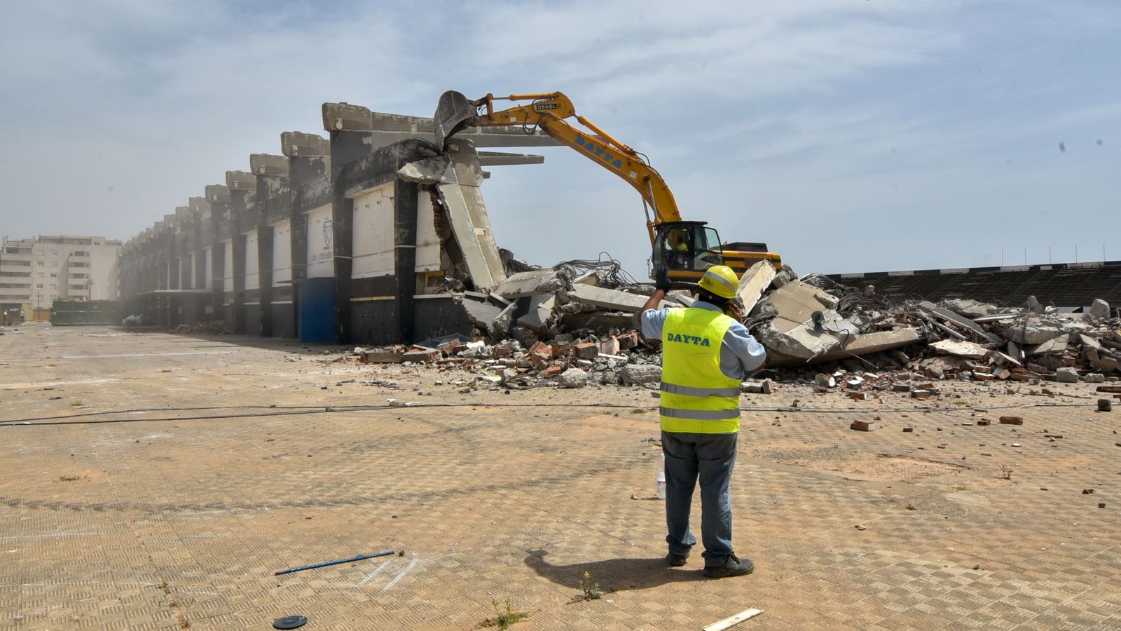 Las fotos del derribo de la tribuna del Estadio Municipal de la Línea