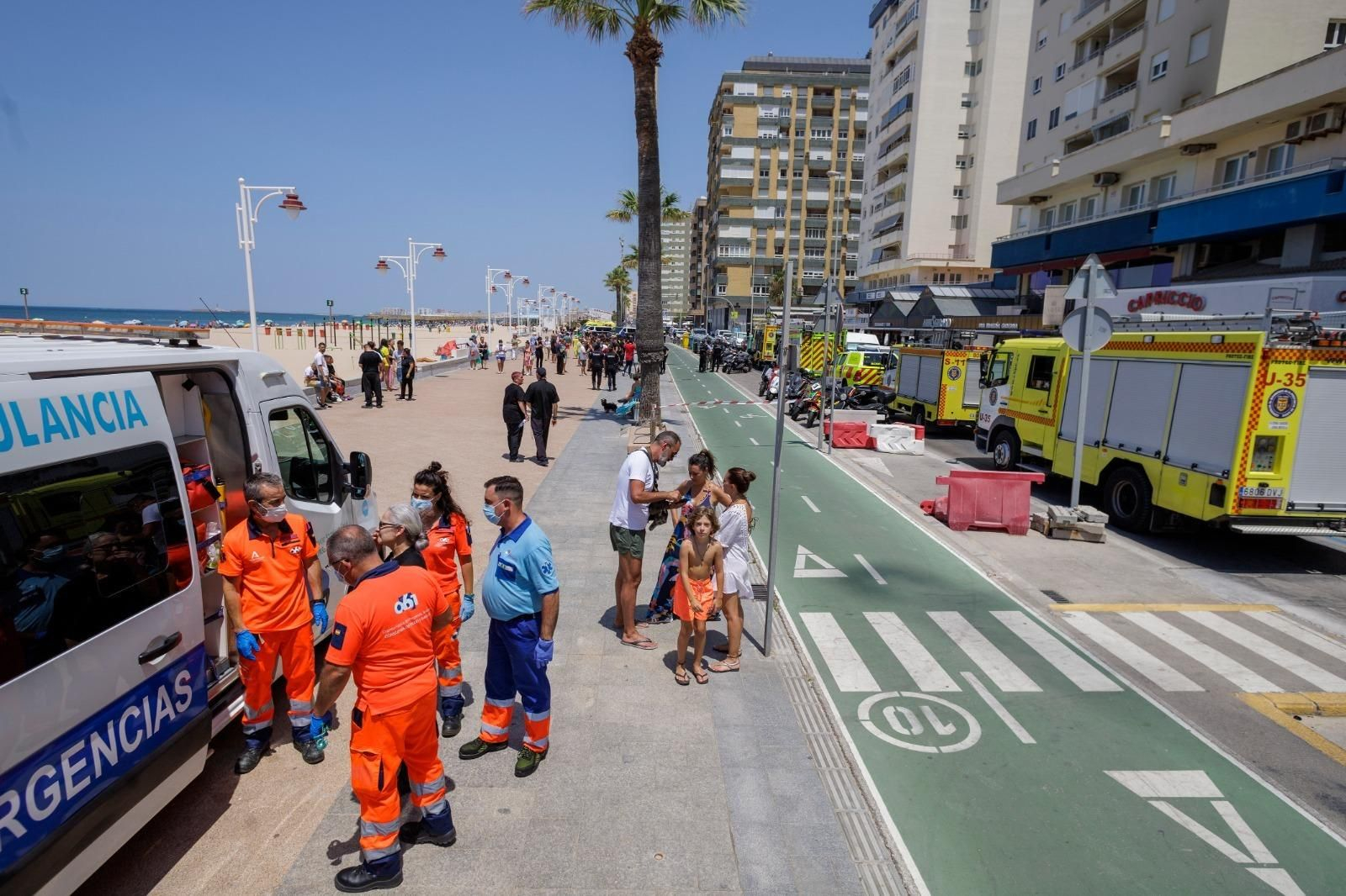 Todas las imágenes del incendio en el Paseo Marítimo de Cádiz