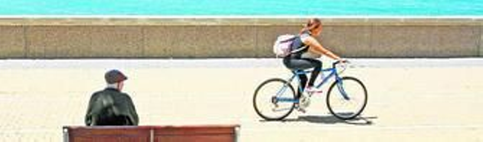 Una ciclista pasea por el carril ubicado en la trasera de la Casa de Iberoamérica.