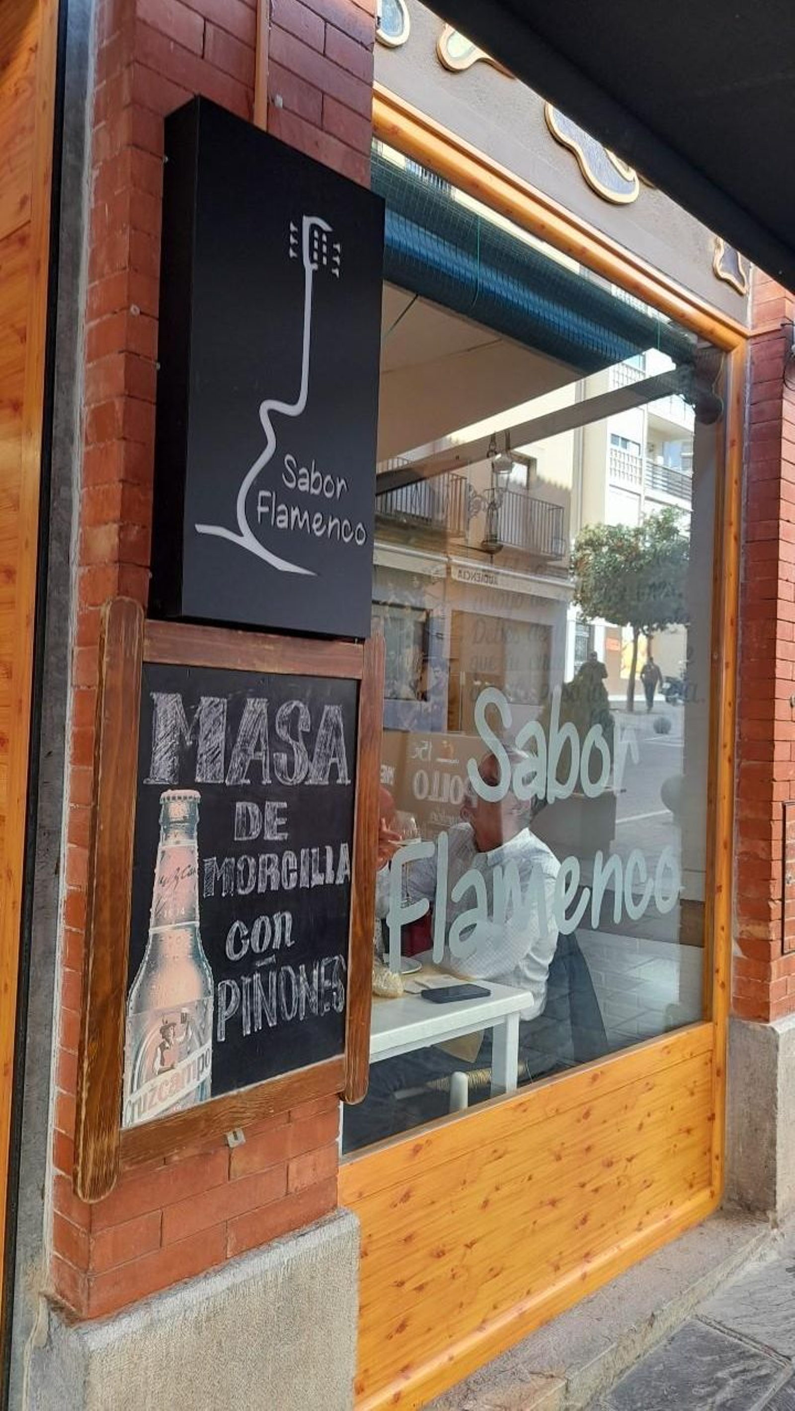 Junto al Teatro Darymelia encontrarás el Bar Sabor Flamenco, con un Solete con mascota de la Guía Repsol.