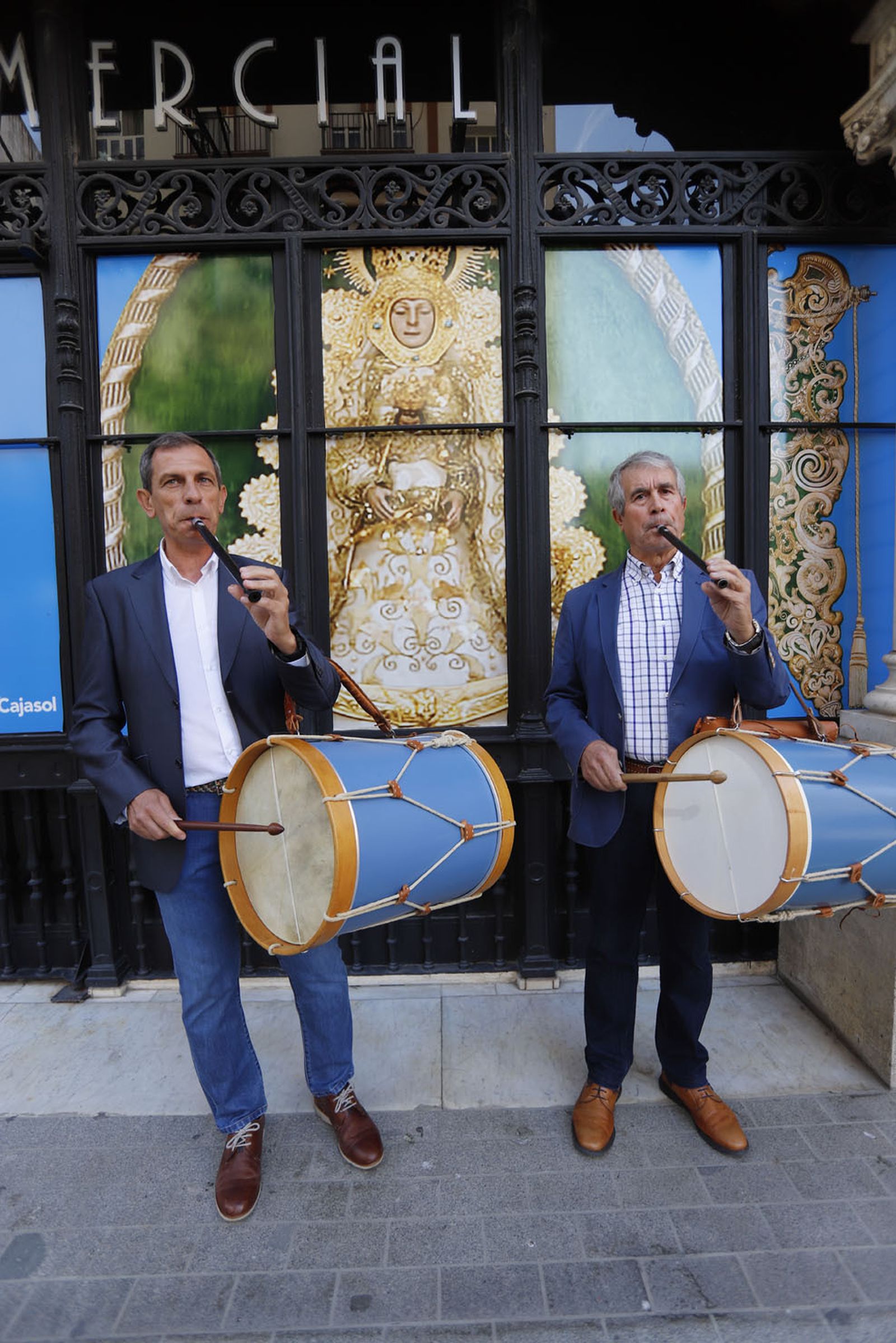 Imágenes de la inauguración de la exposición Regina Roris en la sala de la Fundación Cajasol 'El Comercial'