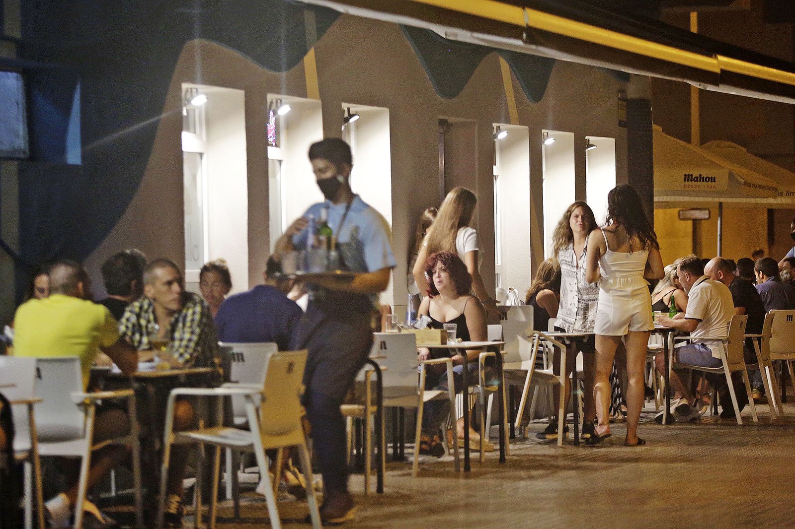 Ambiente en la terraza de un bar de Cádiz en una imagen del pasado verano.