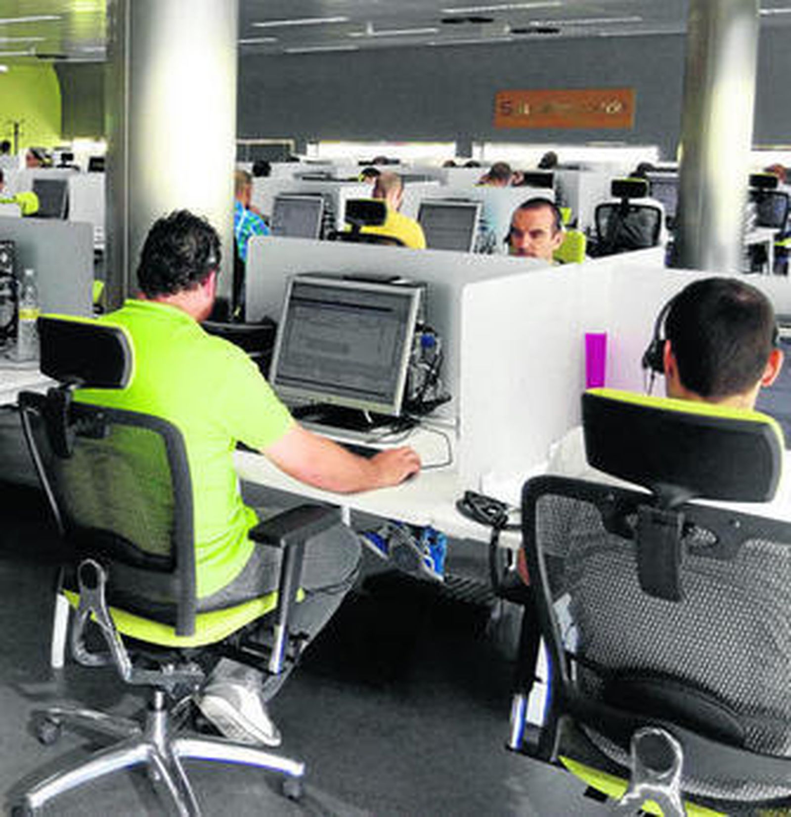 La sala de Salud Responde donde se atienden llamadas de los usuarios.