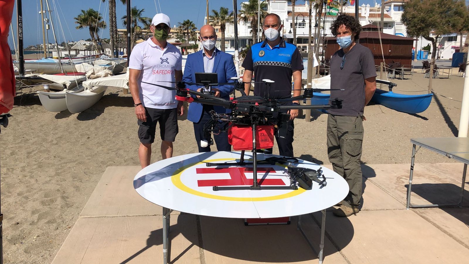 Presentación del dron salvavidas en la playa de Mijas.