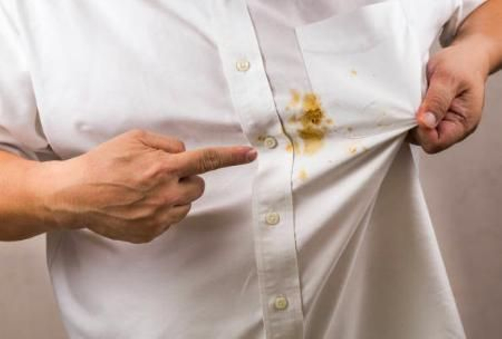 Trucos que de verdad funcionan para quitar las manchas de la ropa