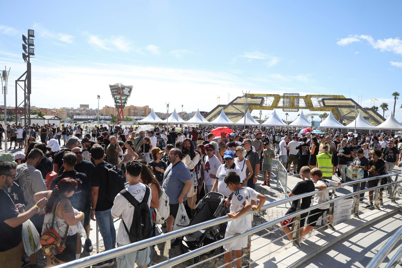 Colas a las puertas del Palacio de Ferias y Congresos el último día de la Comic-Con.