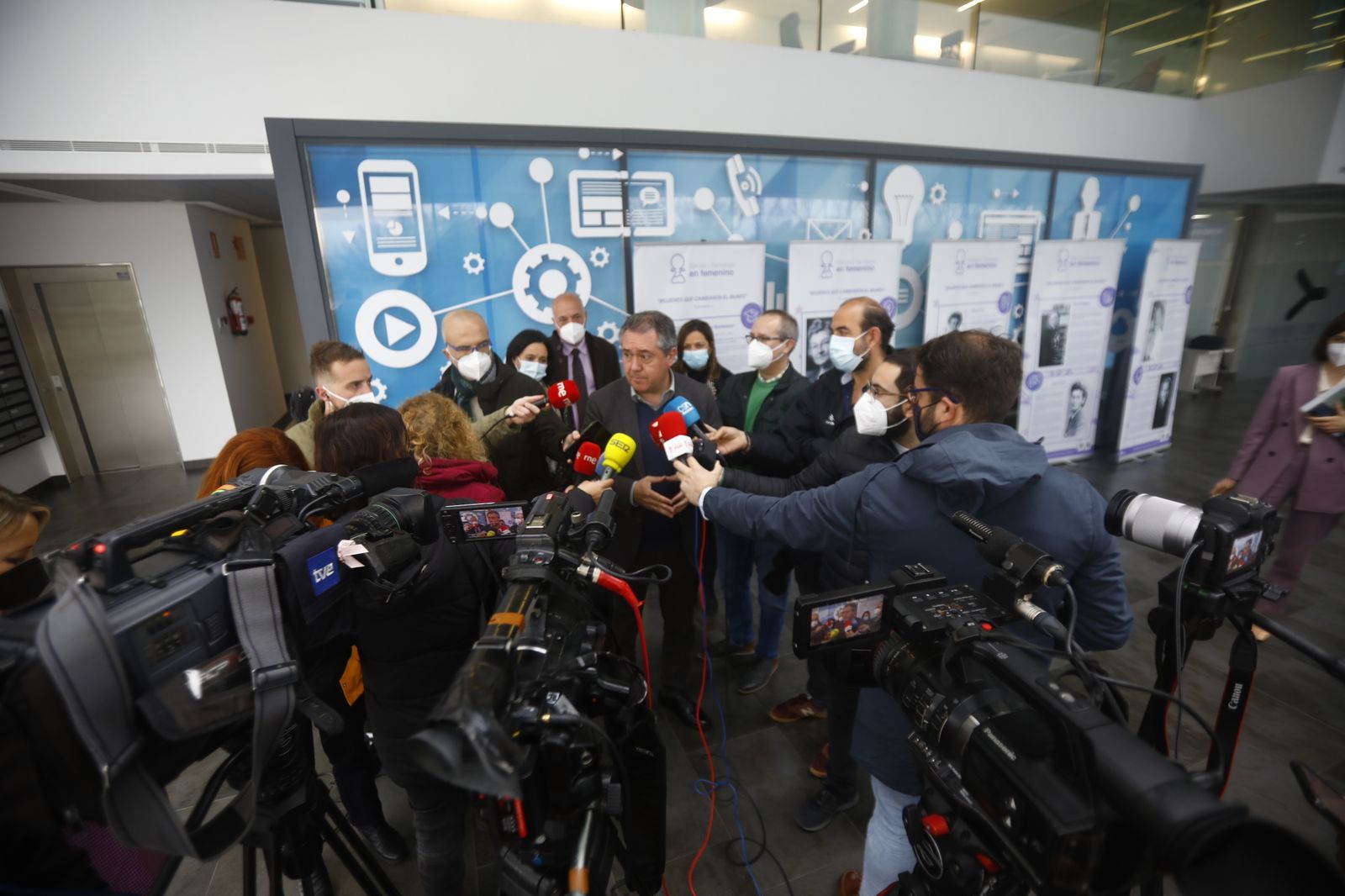 Juan Espadas atiende a los periodistas en Rabanales 21.