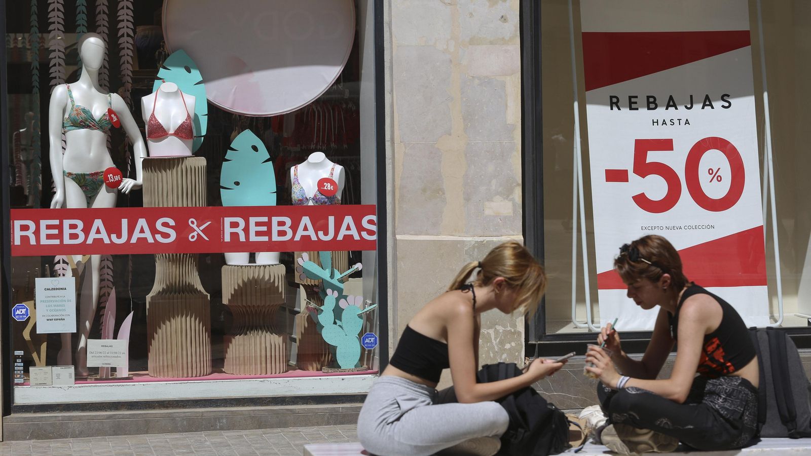 Los trabajadores esperan que las ventas aumenten a lo largo del verano. Los trabajadores esperan que las ventas aumenten a lo largo del verano.