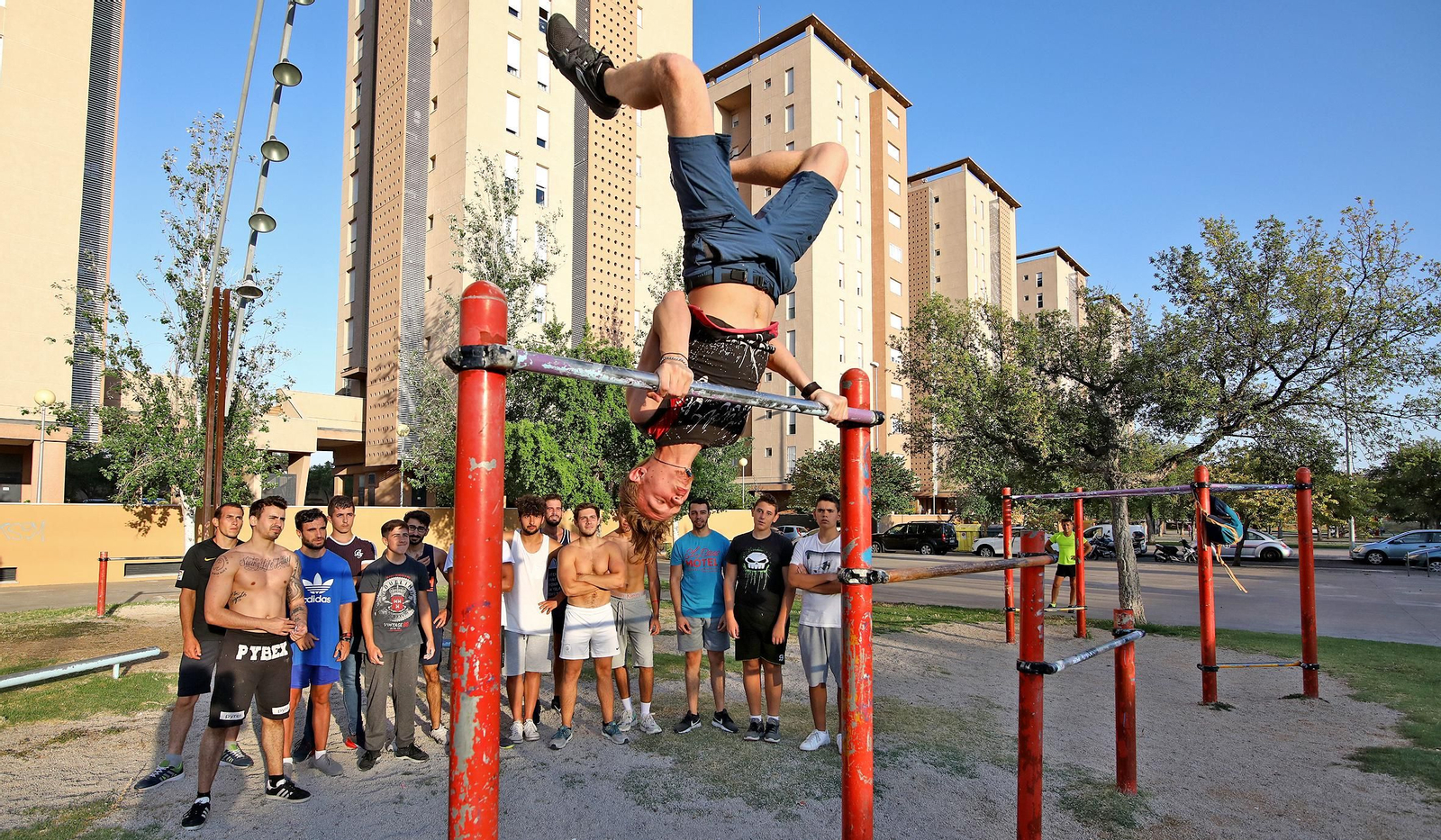 Jóvenes practicando Calistenia  en Jerez