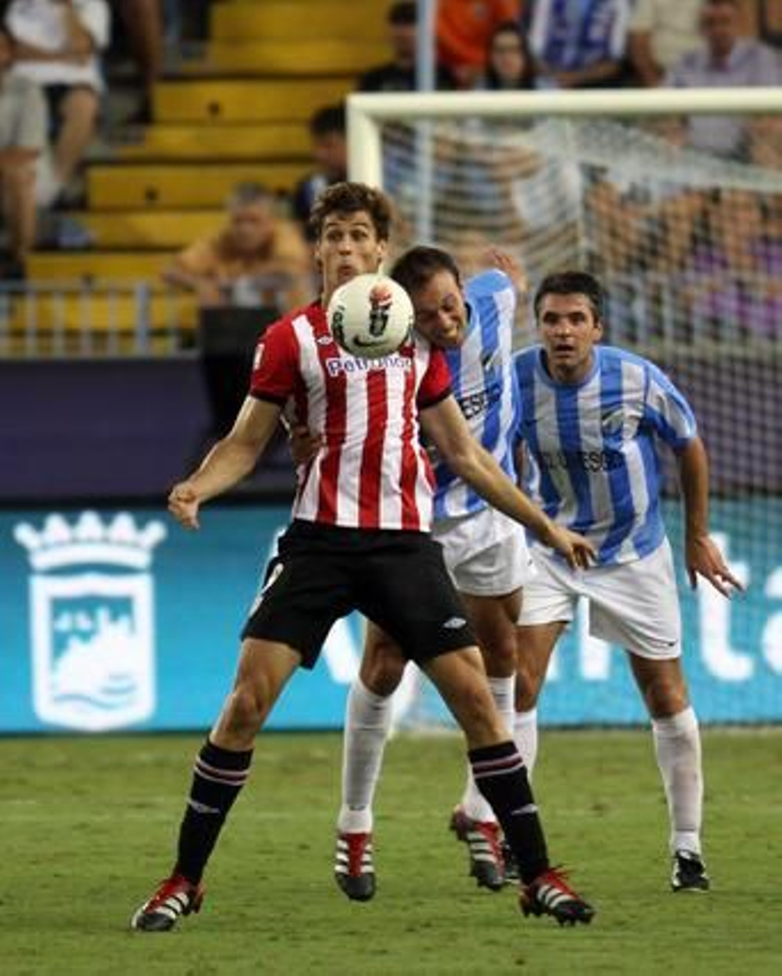 El Málaga gana su tercer partido consecutivo en Liga gracias a un gol de Cazorla de falta (1-0). / Migue Fernández