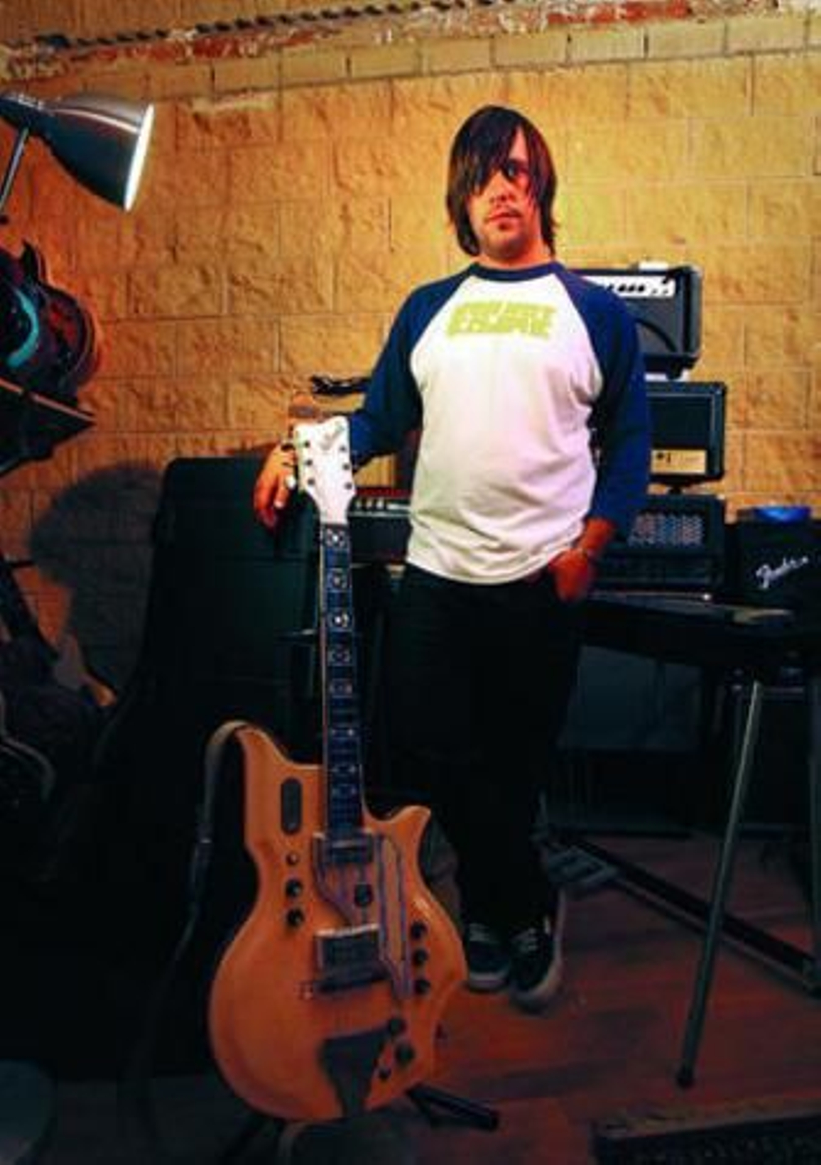 Dani Llamas posa, durante la entrevista, en el estudio de Paco Loco, días atrás.