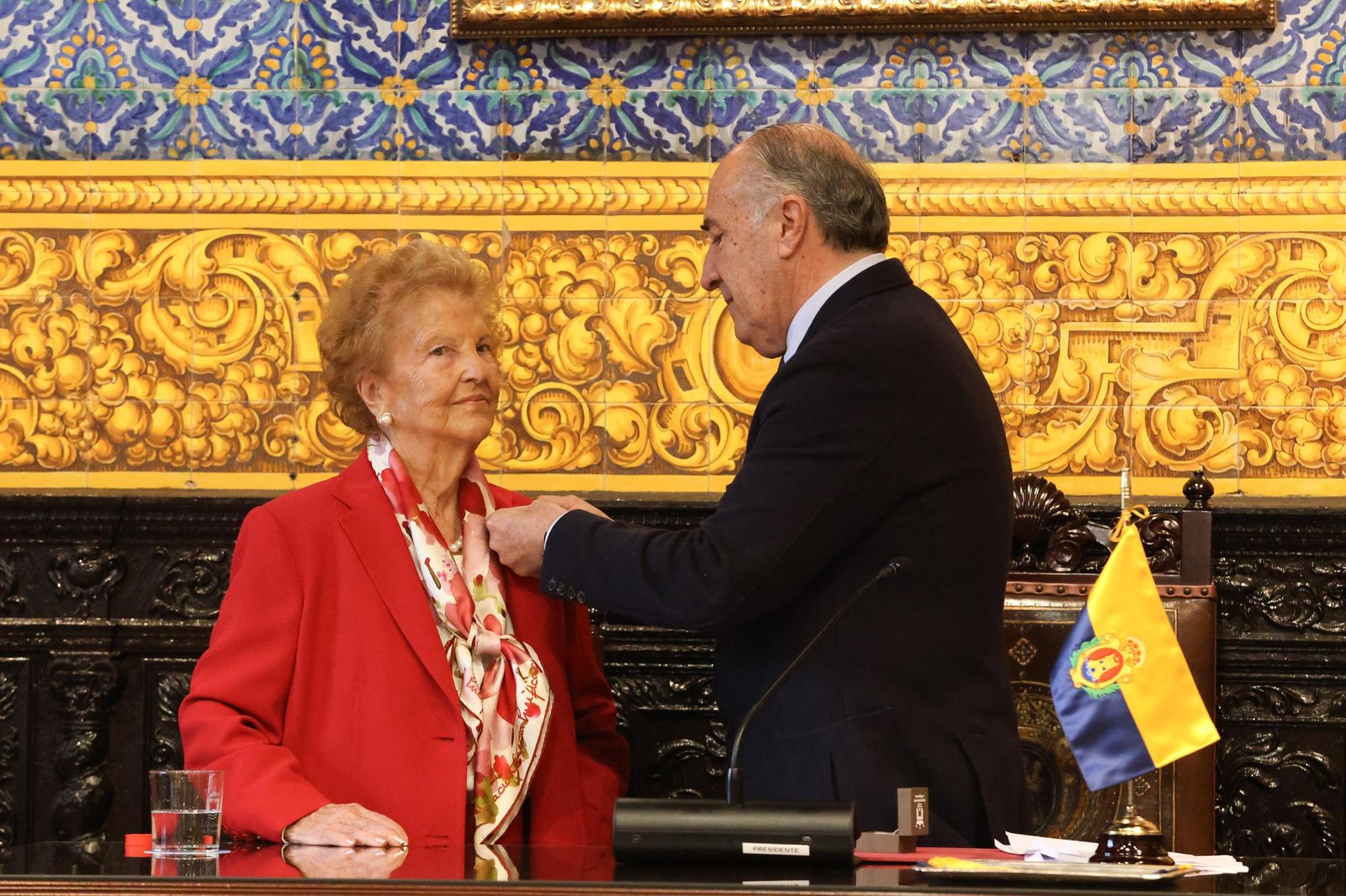 Fotos de la imposición de la insignia de la ciudad de Algeciras a Palma Briales de León