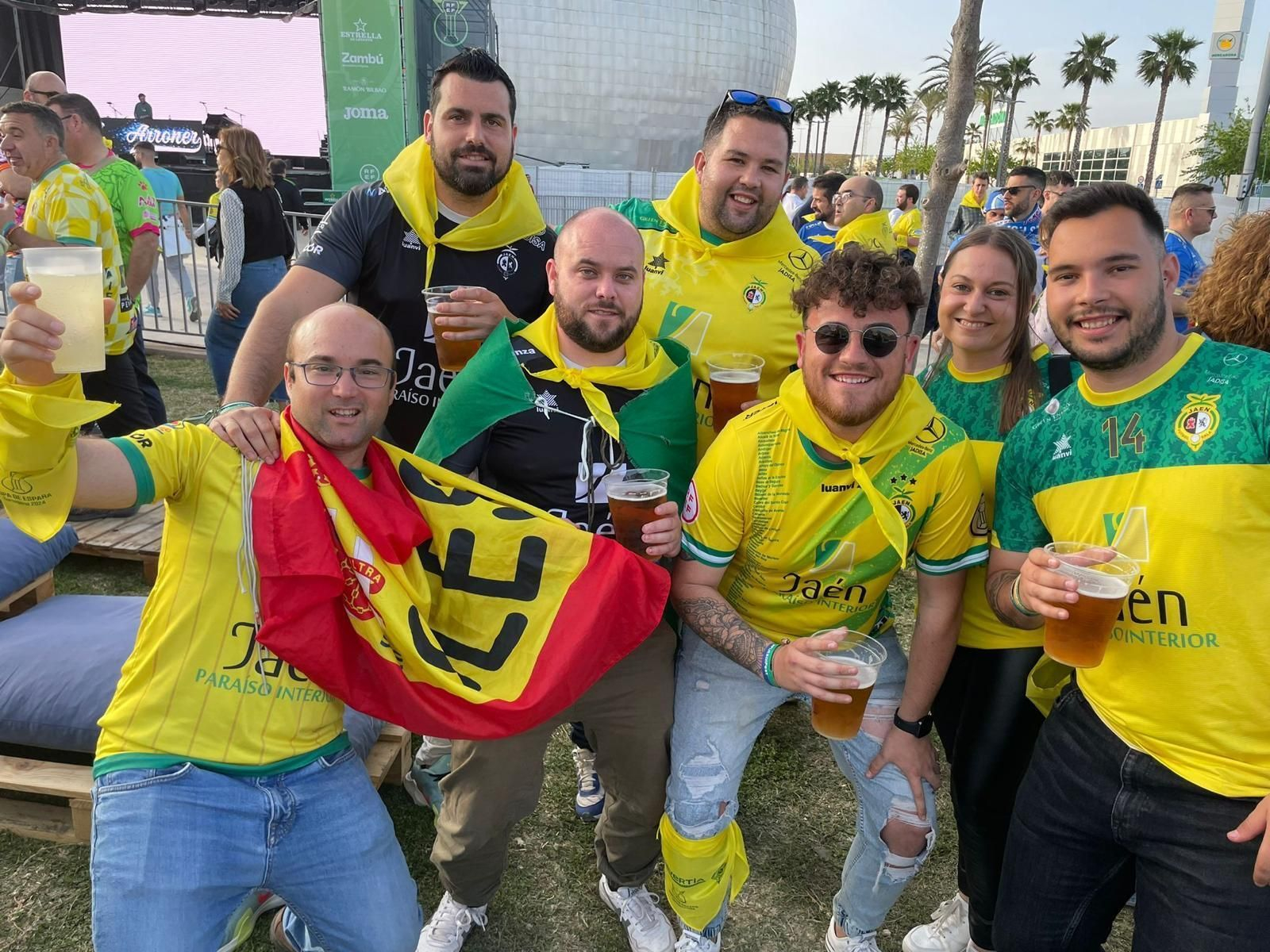 Fotogalería | La afición del Jaén Paraíso Interior FS tiñe Cartagena de amarillo