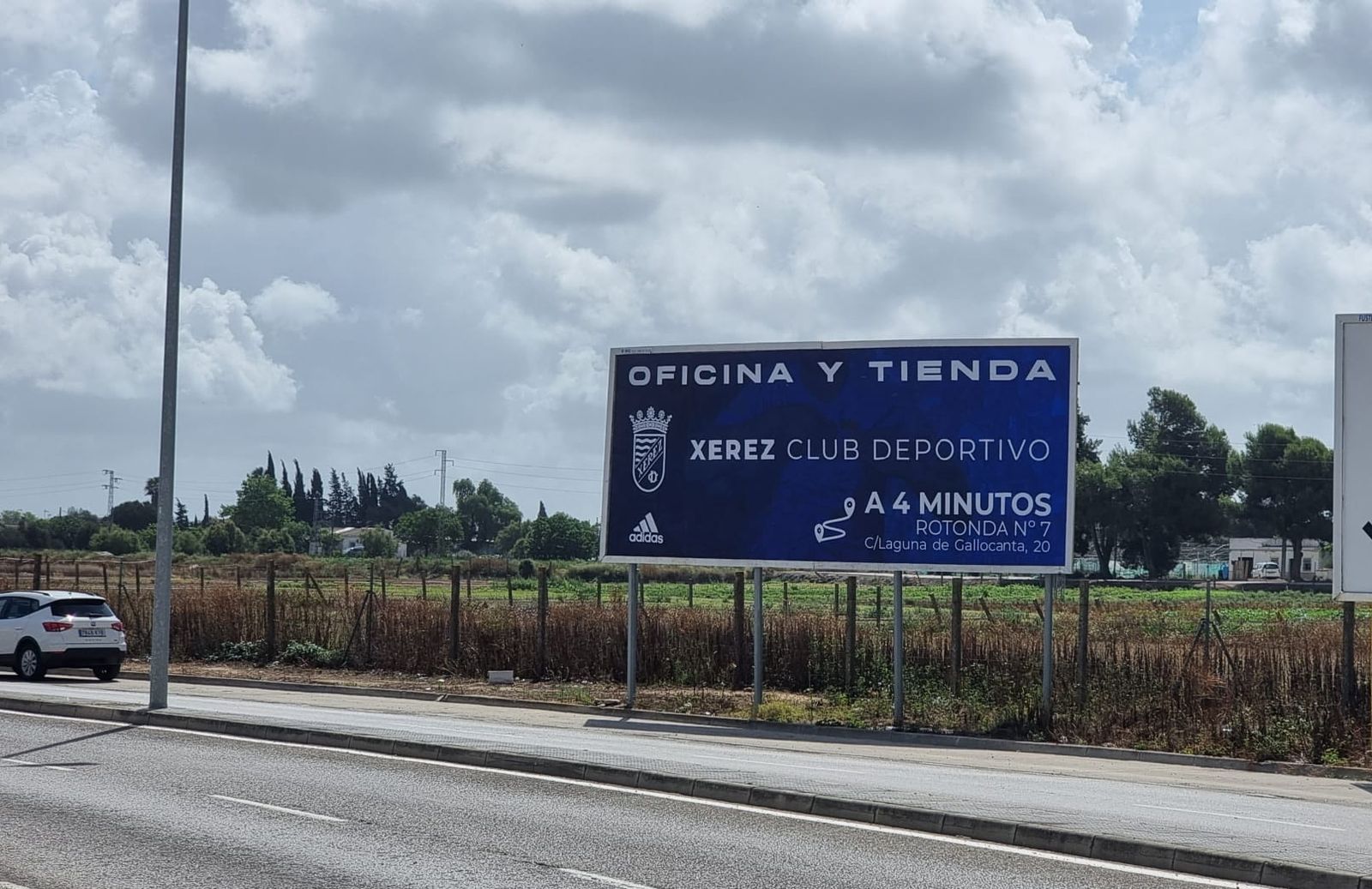 Una de las vallas del Xerez CD esta ubicada en la Rotonda Número 3.