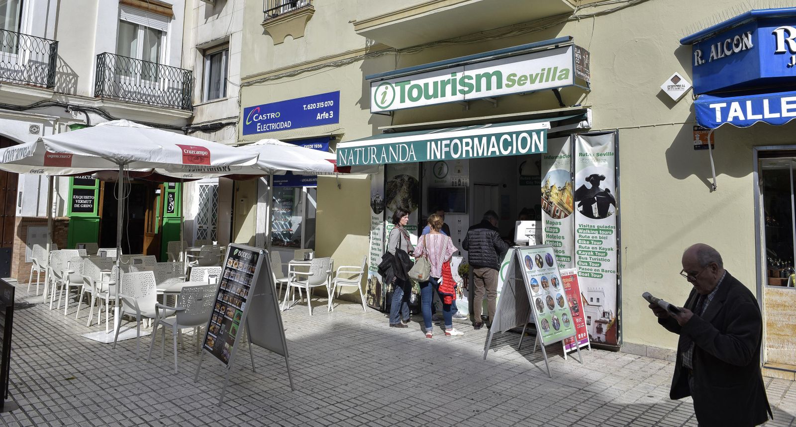Negocios de rótulos estridentes en la calle Antonia Díaz