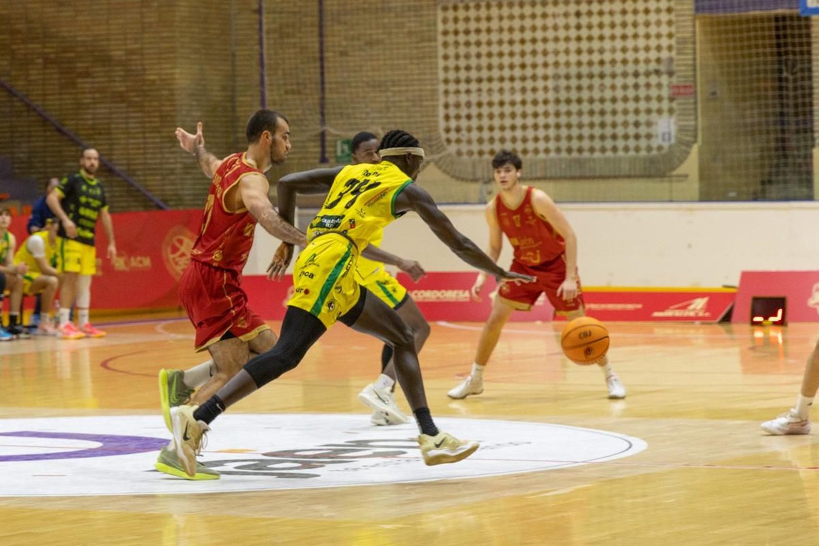 La Salobreja vibra con el derbi de la capital entre Jaén CB y Jaén FS, en imágenes