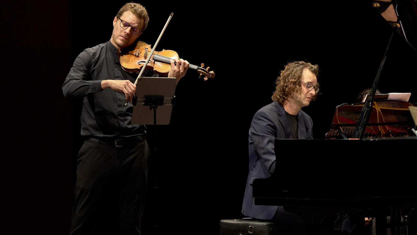 Miguel Colom y Víctor del Valle en la Sala Manuel García del Maestranza.